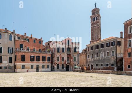 Gondolier wartet auf Geschäft während der Coronavirus-Pandemie, Juni 2020, Venedig, Italien Stockfoto