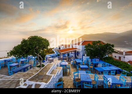 Restaurant auf dem Schlossberg im Zentrum der Stadt Skopelos, Griechenland. Stockfoto