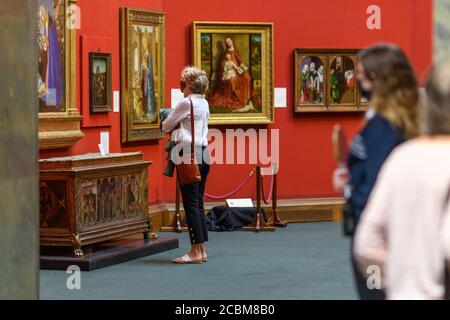 Freitag, 14. August 2020. Edinburgh, Großbritannien. Die ersten Besucher kehren im Rahmen der stufenweisen Wiedereröffnung der National Galleries of Scotland nach ihrer fünfmonatigen Schließung während der COVID-19 Pandemie in die Scottish National Gallery zurück. Die Scottish National Gallery wird am Montag, den 17. August 2020, wieder für die Öffentlichkeit zugänglich gemacht. Stockfoto