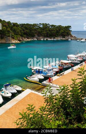 Hafen in Skopelos Village auf der Insel Alonissos in Griechenland. Stockfoto