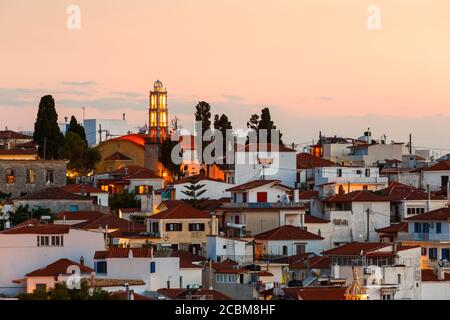 Abendlicher Blick von der Stadt Skiathos, Sporaden, Griechenland. Stockfoto