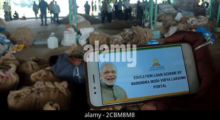 DISTRIKT KATNI, INDIEN - 20. SEPTEMBER 2019: Bildungskreditprogramm von narendra Modi 2020 präsentiert auf Smartphone-Bildschirm von indischen Mann mit Handy o Stockfoto