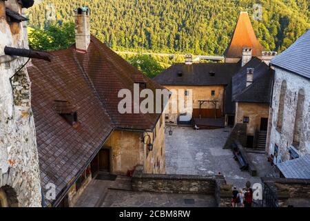 Einer der Höfe der Orava Burg in der Slowakei. Stockfoto