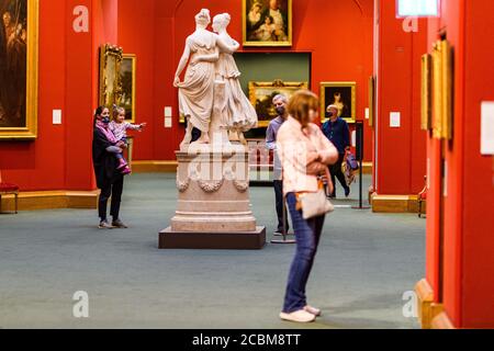 Freitag, 14. August 2020. Edinburgh, Großbritannien. Die ersten Besucher kehren im Rahmen der stufenweisen Wiedereröffnung der National Galleries of Scotland nach ihrer fünfmonatigen Schließung während der COVID-19 Pandemie in die Scottish National Gallery zurück. Die Scottish National Gallery wird am Montag, den 17. August 2020, wieder für die Öffentlichkeit zugänglich gemacht. Stockfoto