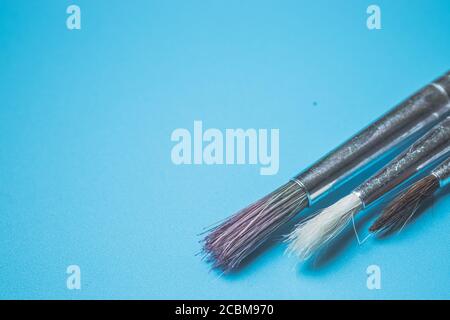 Pinsel Nahaufnahme auf blauem Hintergrund mit Kopierbereich Stockfoto