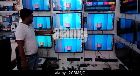 DISTRICT KATNI, INDIEN - 20. SEPTEMBER 2019: Branded TV auf der Wand Video-Spielmodus im Showroom für Verkaufsförderung angezeigt. Stockfoto