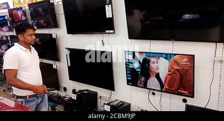 DISTRIKT KATNI, INDIEN - 20. SEPTEMBER 2019: Gebrandeter Fernseher auf der Wand Video-Spielmodus im Showroom für Verkaufsförderung vorgestellt. Stockfoto