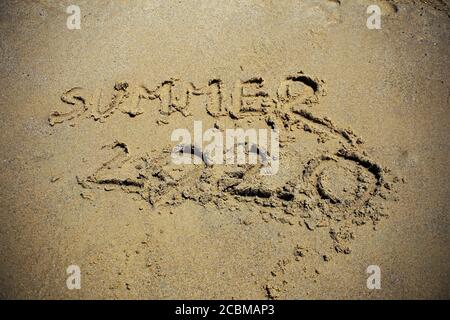 Sommer 2020, geschrieben in goldenem Sand, am Strand. Stockfoto