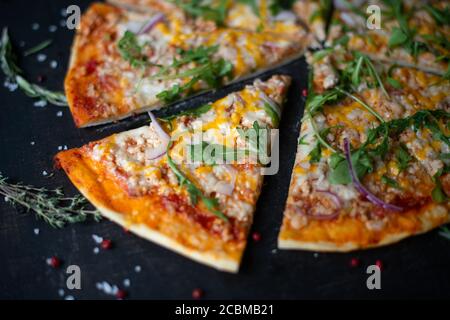 Traditionelle italienische Pizza. In Scheiben schneiden köstliche frische Pizza Stockfoto