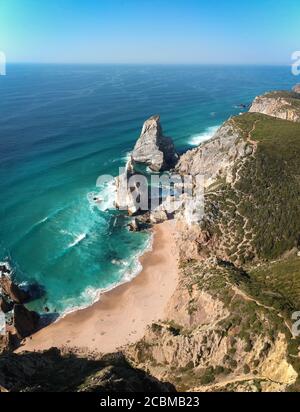 Luftaufnahme von einem wilden Sandstrand mit erstaunlichen Felsen. Ursa Beac Stockfoto