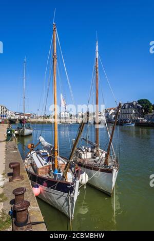 Boote im alten Hafen, Pornic, Loire-Atlantique, Frankreich. Stockfoto