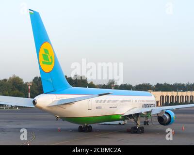 Uzbekistan Airways Boeing 767 geparkt am Islam Karimov Taschkent International Airport. 767-300 Flugzeuge. Flugzeug registriert als UK67005. Stockfoto