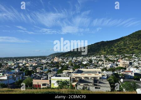 Blick von der Aussichtsplattform im Fort Adelaide auf die Port Louis Hauptstadt von Mauritius bei Sonnenuntergang Stockfoto