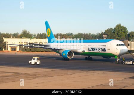 Uzbekistan Airways Boeing 767 geparkt am Islam Karimov Taschkent International Airport. 767-300 Flugzeuge. Flugzeug registriert als UK67006. Stockfoto