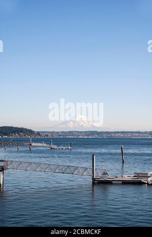 Blick südwärts vom Eingang zum Festland zur Fox Island Bridge in Gig Harbor, Washington, Richtung Mt. Rainier. Zeigt private Docks. Stockfoto