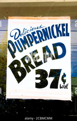 WOODRIDGE, NY, VEREINIGTE STAATEN - Jun 17, 2020: Woodridge, NY / USA - 06/16/2020: Vintage Lebensmittelgeschäft Schild Delicious Pumpernickel Brot 37 Cent Loaf c Stockfoto