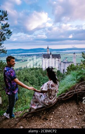 Zwei Männer und Frauen besuchen Schloss Neuschwanstein. Schöner Blick auf das weltberühmte Schloss Neuschwanstein, das romanische Revival aus dem 19. Jahrhundert Stockfoto