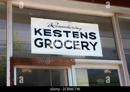 WOODRIDGE, NY, USA - Jun 17, 2020: Woodridge, NY / USA - 06/16/2020: Vintage Kesten's Lebensmittelgeschäft Front Sign in Window, circa 1940er, 1950 Stockfoto