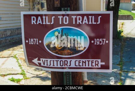 WOODRIDGE, NY, USA - Jun 17, 2020: Woodridge, NY / USA - 06/16/2020: Woodridge Rails to Trails Visitors Center Sign 1871-1957 Stockfoto