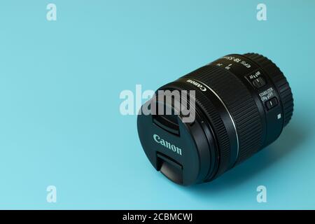 Moskau, Russland - 1. Juni 2020: Canon EOS EF-S 18-35 mm Objektiv auf blauem Hintergrund mit Kopierraum , illustrative Editorial Stockfoto