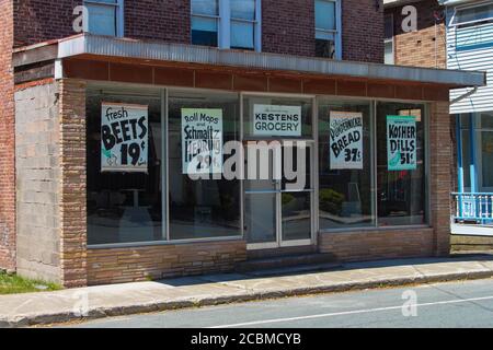 WOODRIDGE, NY, VEREINIGTE STAATEN - Jun 17, 2020: Woodridge, NY / USA - 06/16/2020: Vintage Kesten's Grocery Store Front with Vintage Signs in Windows, cir Stockfoto