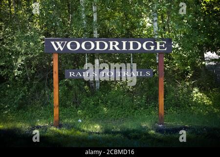 WOODRIDGE, NY, VEREINIGTE STAATEN - Jun 17, 2020: Woodridge, NY / USA - 06/16/2020: Woodridge Rails to Trails Wooden entrance Sign Stockfoto