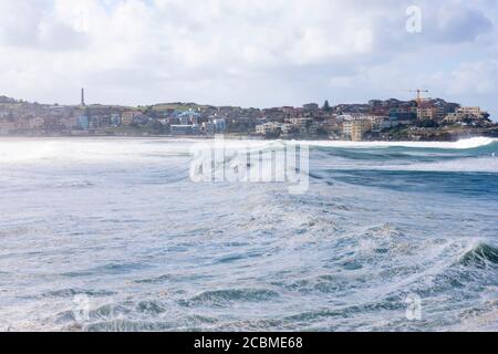 Schaumig stong Wellen krachen in den Ozean Stockfoto