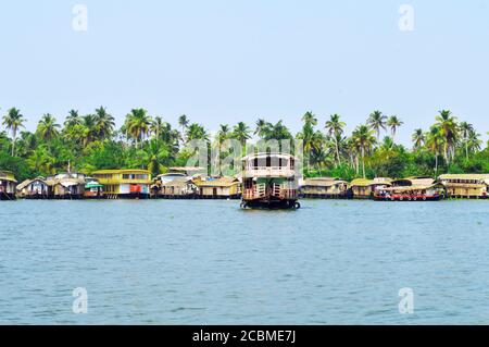 Hausboote festgemacht an der Anlegestelle mit ein paar Hausboote verlassen. Reisen in einem Hausboot in Alleppey ist nicht nur eine Frage der exquisiten Fensteraussichten. Stockfoto