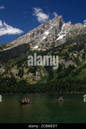 Besucher des Nationalparks können im Sommer im Grand Teton National Park, Wyoming, auf dem Jenny Lake Kanu fahren. Stockfoto