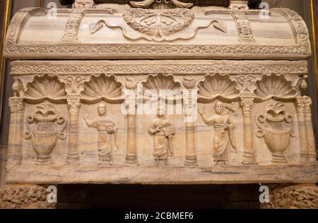 RAVENNA, ITALIEN - 28. JANUAR 2020: Das Relief aus dem alten christlichen Grab mit dem Christus in der Mitte des Doms. Stockfoto