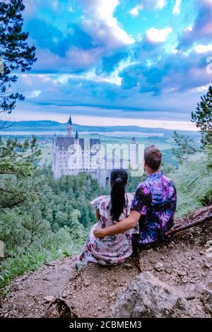 Zwei Männer und Frauen besuchen Schloss Neuschwanstein. Schöner Blick auf das weltberühmte Schloss Neuschwanstein, das romanische Revival aus dem 19. Jahrhundert Stockfoto