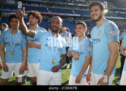 Manchester Citys Fabian Delph (Mitte) feiert mit Manchester Citys Leroy Sane (links) Manchester Citys Philippe Sandler (2. Links) Manchester Citys Ian Poveda (2. Rechts) Manchester City Torwart Arijanet Muric (rechts) während des Premier League Spiels im AMEX Stadium, Brighton. Stockfoto