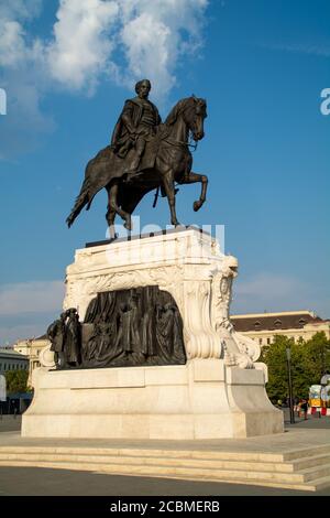 BUDAPEST, UNGARN - 16. Aug 2019: Andrassy Gyula lovasszobra Statue vor dem Budapester Parlament. Stockfoto