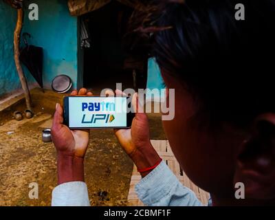 DISTRIKT KATNI, INDIEN - 20. DEZEMBER 2019: BHIM UPI und paytm gemischtes Logo präsentiert auf dem digitalen Bildschirm des Smartphones durch indische Dorfbewohner Hand halten Stockfoto