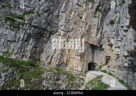 Strada delle 52 gallerie (Straße von 52 Galerien) ist ein Militärpfad während des Ersten Weltkrieges auf dem Massiv von Pasubio (Vicenza, Italien) gebaut Stockfoto