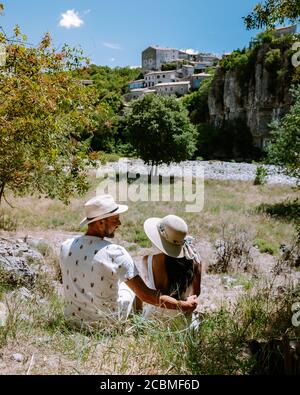 Ehepaar besuchen Ardeche Frankreich, Blick auf das Dorf Balazuc in Ardeche. Frankreich Stockfoto