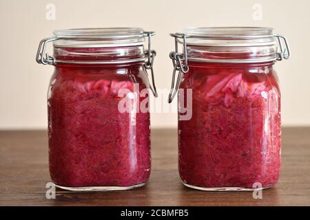 Hausgemachtes Rotkohlsauerkraut im Glasbehälter Stockfoto