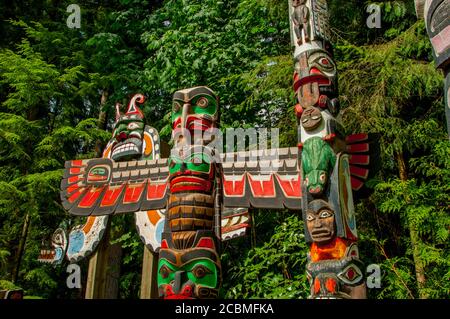 Totempfähle an der Capilano Suspension Bridge im District of North Vancouver, British Columbia, Kanada. Stockfoto