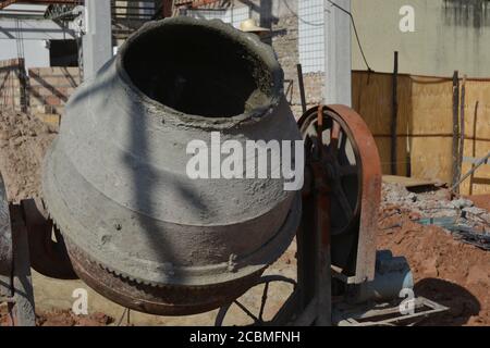 Zementmischer im Tiefbau in Brasilien, sehr alte elektrische Geräte zur Herstellung von Beton in Gebäuden, Brasilien, Südamerika, Foto-Zoom Stockfoto