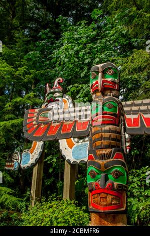 Totempfähle an der Capilano Suspension Bridge im District of North Vancouver, British Columbia, Kanada. Stockfoto