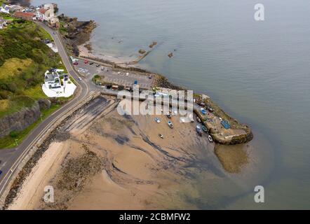 Luftaufnahme von Kinghorn Harbour, Pettycur Bay, Kinghorn Fife, Schottland. Stockfoto