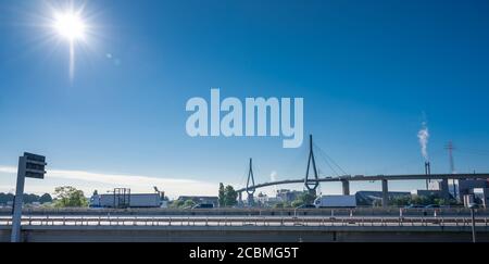 Stau auf einer deutschen Autobahn vor der Kohlbrand-Brücke am Hamburger Hafen. Stockfoto