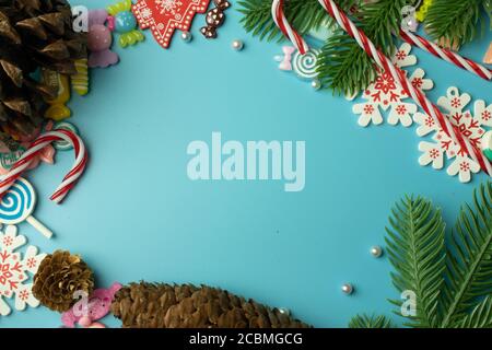 Blauer Hintergrund für Neujahr, Platz kopieren. Weihnachtsfeiertage Dekorationen mit Spielzeug. Mockup für Weihnachten Stockfoto