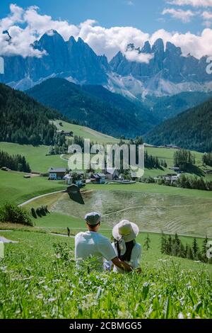 Paar im Urlaub Santa Magdalena Village in Dolomitengebiet Italien, Paar im Urlaub Val Di Funes Italienische Dolomiten Stockfoto