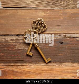 Draufsicht auf zwei schöne antike Schlüssel auf einem hölzernen Oberfläche Stockfoto