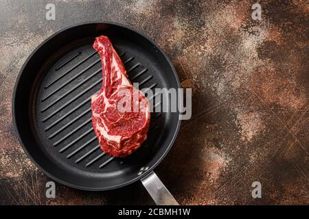 Spencer Steak auf der Grillpfanne Pfanne Pfanne oder Scotch Filet RAW Draufsicht. ove rustikalen Metall dunklen Hintergrund Tisch. Mit Platz für Text Stockfoto