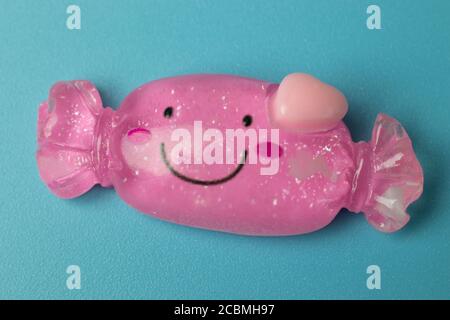 Pink Candy mit Cartoon Lächeln close-up Draufsicht Stockfoto