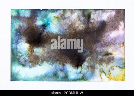 Abstrakte Malerei mit Salzflecken handbemalt von Aquarellen auf Weiß Strukturiertes Papier Stockfoto