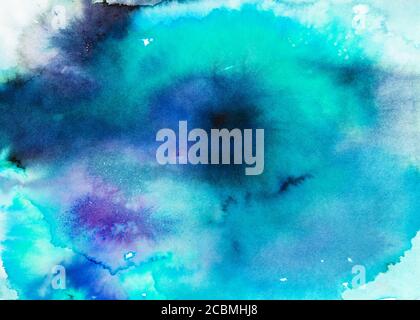 Abstrakte blaue Malerei mit Salzflecken handbemalt von Aquarellen auf Weißes strukturiertes Papier Stockfoto