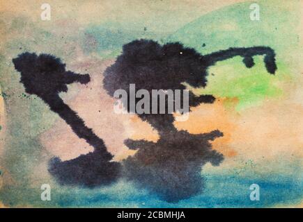 Abstrakt gemalte Aquarellmalerei mit schwarzen Blots auf braunem Kraftpapier Papier Stockfoto